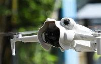 Przeciwodblaskowa osłona obiektywu gimbala Sunnylife do DJI Mini 4 Pro (szara)